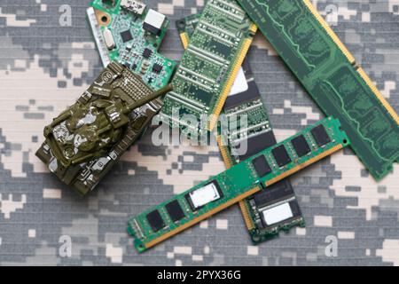 serbatoio militare e microcircuiti. mimetizzazione verde Foto Stock