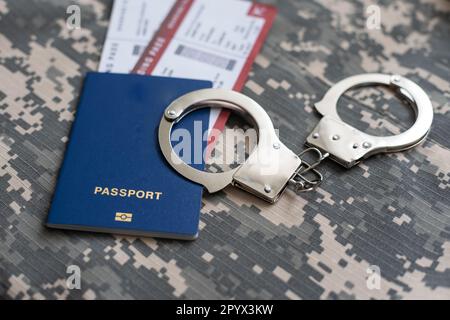 divisa militare e manette, biglietti Foto Stock