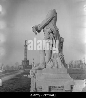 Foto non datata della statua neobarocca in marmo di re Federico Guglielmo II di Prussia (il grasso Luederjahn, 1744-1797, artista Adolf Bruett), Parzialmente distrutta dal bombardamento e dal vandalismo dei soldati sovietici (testa mancante), nella Grosse Sternallee nel Tiergarten di Berlino. La statua è presentata con una vista (nord-ovest) della statua scintillante del re Federico Guglielmo III (1770-1840, scultore Gustav Eberlein) nella nebbia e nella colonna della Vittoria alla Grande Stella a Berlino Ovest, una zona di occupazione britannica, 1950. Foto Stock