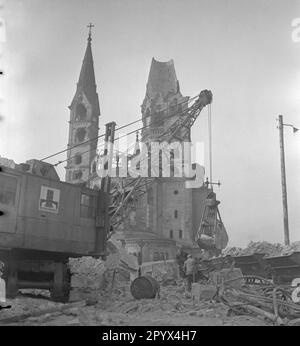 'Foto non datata di un escavatore che scarica un mucchio di detriti e che carica vagoni con detriti di fronte alla Kaiser Wilhelm Memorial Church (der hohle Zahn - ''Hollow Tooth'') vicino al Kurfuerstendamm nel quartiere di Charlottenburg a Berlino Ovest, una zona di occupazione britannica all'epoca. La macchina da costruzione diesel preleva mattoni e ghiaia con una pinza." Foto Stock