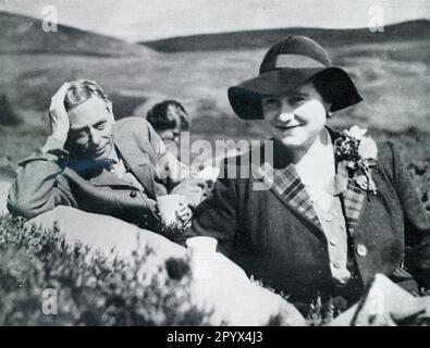 Una rilassata fotografia informale di Re Giorgio VI e Regina Elisabetta (madre della Regina Elisabetta ll - nata Elizabeth Bowes-Lyon) sulle brughiere vicino a Balmoral, Scozia, nell'agosto 1951, pochi mesi prima della morte precoce del Re nel febbraio 1952, di soli 56 anni. La famiglia reale spesso ha avuto picnincs sui fossati quando fuori tiro. La futura regina Elisabetta II si siede alle spalle. Questa fotografia è stata scattata dal conte di Dalkeith, che in seguito divenne il duca di Buccleuch del 9th. Scozia, Regno Unito Foto Stock