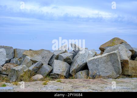 Scena marittima sulla talpa nel porto della città di Sassnitz, Meclemburgo-Pomerania occidentale, Rugen Island, Germania, Europa. Foto Stock