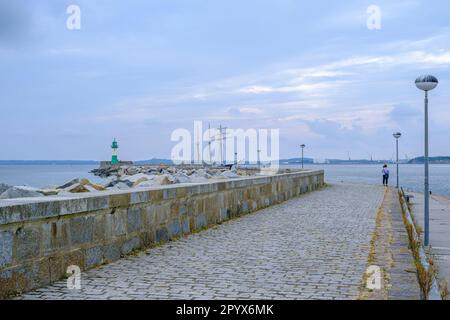 Scena marittima sulla talpa nel porto della città di Sassnitz, Meclemburgo-Pomerania occidentale, Rugen Island, Germania, Europa. Foto Stock