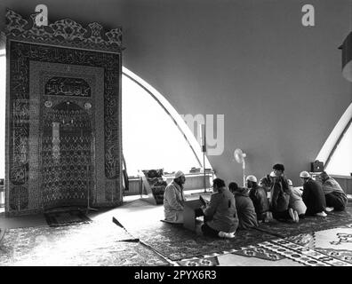 Il centro islamico di Monaco Freimann ha aperto nel 1973 ed è sede della comunità islamica in Germania. Questa foto è stata scattata durante una lezione di Corano. Foto Stock