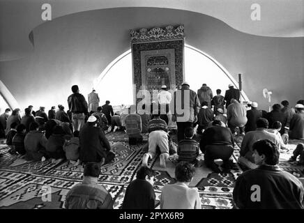 Il centro islamico di Monaco Freimann ha aperto nel 1973 ed è sede della comunità islamica in Germania. Questa foto è stata scattata durante una lezione di Corano. Foto Stock