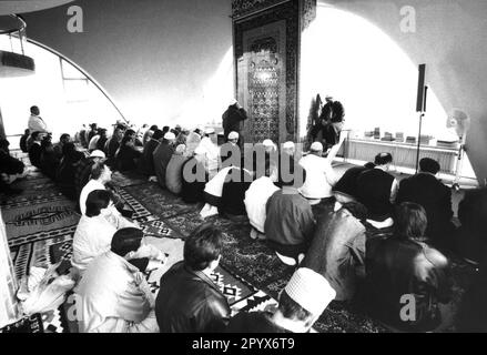 Il centro islamico di Monaco Freimann ha aperto nel 1973 ed è sede della comunità islamica in Germania. Questa immagine mostra i musulmani mentre pregano. Foto Stock