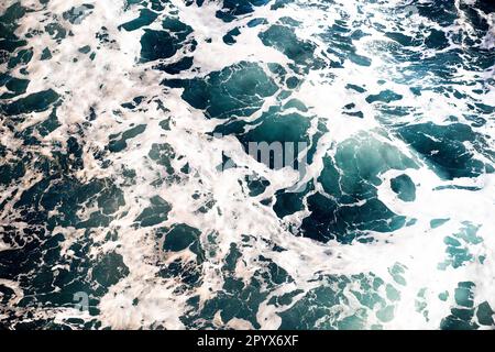 Onde blu, sfondo bianco di schiuma di mare Foto Stock