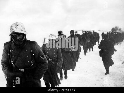 Soldati sulla marcia sul fronte orientale. Foto: Pätzold. [traduzione automatica] Foto Stock