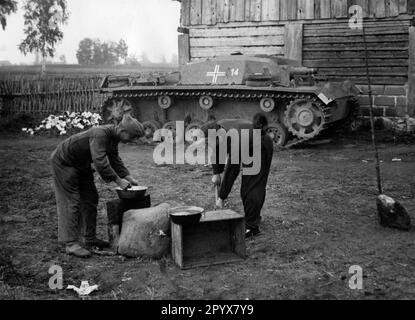 Soldati tedeschi prima dell'attacco all'Unione Sovietica nella zona di sosta su questo lato della linea di demarcazione tedesco-russa. Foto: Weinsheimer [traduzione automatica] Foto Stock