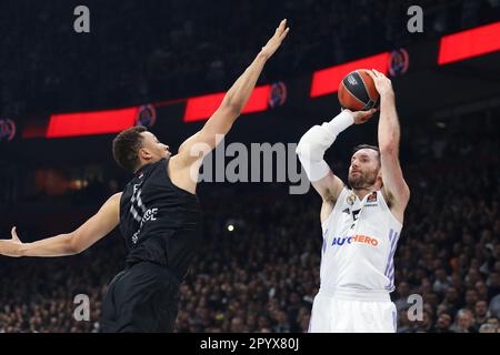 Belgrado, Serbia, 4 maggio 2023. Rudy Fernandez del Real Madrid spara per tre punti durante il gioco Play Off 4 - 2022/2023 Turkish Airlines Eurolega Match tra Partizan Mozzart Bet Belgrado e Real Madrid alla Stark Arena di Belgrado, Serbia. 4 maggio 2023. Credito: Nikola Krstic/Alamy Foto Stock