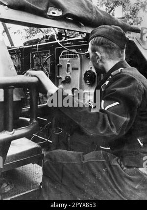 Radio macchina blindata, probabilmente Sdkfz 250 o Sdkfz 251, di uno staff di divisione sul fronte orientale vicino Slonenjkoje. Foto: Springmann. [traduzione automatica] Foto Stock