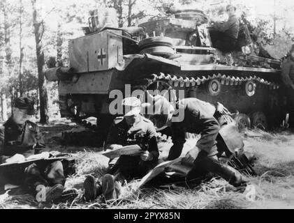 Alti funzionari a una riunione sul fronte orientale. Sullo sfondo un Panzer III. Foto: Schlegel. [traduzione automatica] Foto Stock