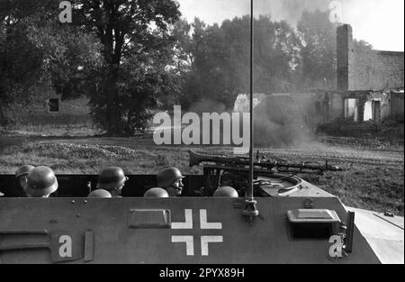 Wehrmacht portatore di personale blindato durante una dimostrazione, probabilmente in un'area di addestramento militare in Germania. Foto: Schwahn [traduzione automatica] Foto Stock