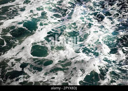 Onde blu, sfondo bianco di schiuma di mare Foto Stock