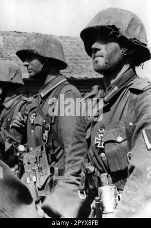 I soldati della Wehrmacht ricevono la Croce di ferro dopo aver combattuto nei pressi di Smolensk nella parte centrale del fronte orientale. Il privato sulla destra ha la sua spalla patta coperta da un anello camouflage. Foto: Horisch. [traduzione automatica] Foto Stock