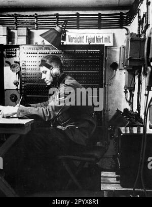 «Una Wehrmacht privata presso un centralino in un bunker nella Westwall. Sul muro lo slogan '' Enemy ascolta! ''Foto: Tritschler. [traduzione automatica]' Foto Stock