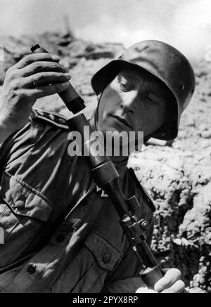 Un soldato inserisce una granata di fucile nel bicchierino del suo Carbine 98k. Foto: Schelm [traduzione automatica] Foto Stock