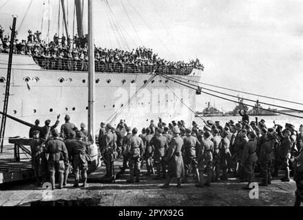 I soldati tedeschi delle corpe Afrika arrivano al porto di Tripoli in nave. Foto: Moosmüller [traduzione automatica] Foto Stock