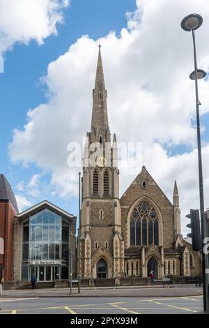 St Saviour's Church, una chiesa parrocchiale anglicana del tardo 19th° secolo su Woodbridge Road a Guildford, Surrey, Inghilterra, Regno Unito Foto Stock