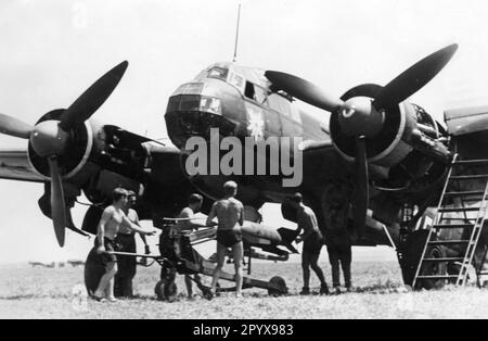 Un aereo da combattimento tedesco Junkers Ju 88 è carico di bombe sul fronte orientale. Foto: Baas [traduzione automatica] Foto Stock