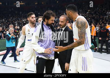 Belgrado, Serbia, 4 maggio 2023. Sergio Lullo del Real Madrid, Rudy Fernandez del Real Madrid React durante il gioco Play Off 4 - 2022/2023 Turkish Airlines Eurolega Match tra Partizan Mozzart Bet Belgrado e Real Madrid alla Stark Arena di Belgrado, Serbia. 4 maggio 2023. Credito: Nikola Krstic/Alamy Foto Stock