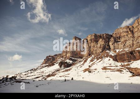 Vista di llano de Soaso coperto di neve in inverno, con base a Ordesa, Pirynees Foto Stock