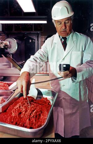 Data di registrazione: 19.04.1996 ispezione di un grossista di prodotti a base di carne da parte del veterinario dell'Ufficio veterinario del comune di Bonn. Qui: Controllo del deposito e della temperatura della carne di carne macinata. [traduzione automatica] Foto Stock