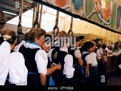 Cameriere all'Oktoberfest. [traduzione automatica] Foto Stock