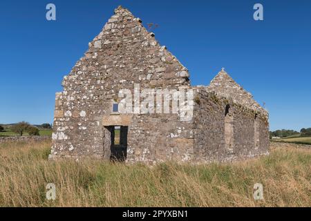 Irlanda, Contea di Donegal, Penisola di Inishowen, Culdaff, sito monastico di Clonca, si ritiene che la rovina della chiesa della piantatrice del 17th° secolo sia stata costruita Foto Stock