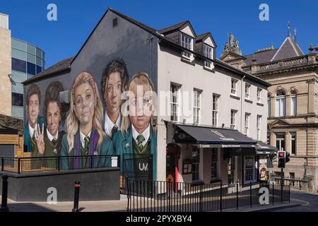 Irlanda del Nord, Co.Derry, Derry City, Mural on Badger's Bar con il cast di Derry Girls, una serie di commedie del canale 4 che segue un gruppo di fi Foto Stock