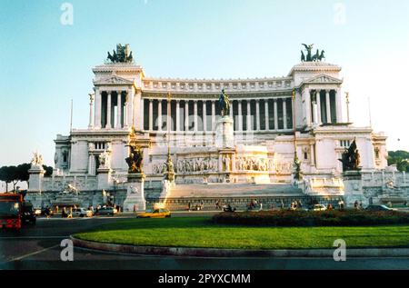 Il Monumento Nazionale a Vittorio Emanuele fu inaugurato nel 1911. Si trova di fronte al Campidoglio in Piazza Venezia. A metà strada si trova l'altare della Patria e la Tomba del Milite Ignoto. n [traduzione automatica] Foto Stock