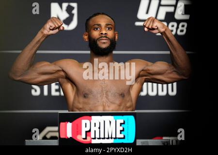 Morristown, New Jersey, Morristown, New Jersey, USA. 5th maggio, 2023. Morristown, NJ - Maggio 5: Aljamain Sterling passi sulla scala per le pesate ufficiali a UFC288 - Sterling vs Cejudo all'Hyatt Regency il 5 Maggio 2023 a Morristown, NJ (Credit Image: © Louis Grasse/PX Imagens via ZUMA Press Wire) SOLO PER USO EDITORIALE! Non per USO commerciale! Foto Stock