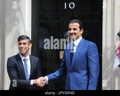 Londra, Regno Unito. 5th maggio, 2023. Rishi Sunak, primo ministro britannico, dà il benvenuto a Sheikh Tamim bin Hamad al Thani, Emir del Qatar, in Downing Street n. 10. Credit: Uwe Deffner/Alamy Live News Foto Stock