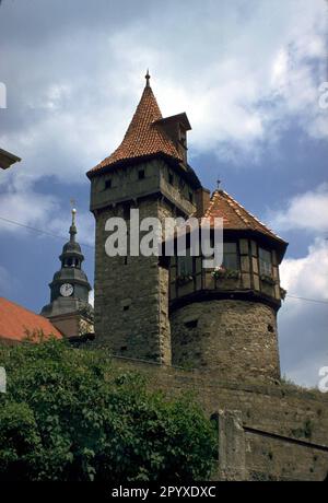 La chiesa fortezza di Ostheim vor der Rhoen è una delle strutture più grandi e meglio conservate del suo genere in Germania. Le sue fortificazioni, tutte ancora intatte, risalgono alla prima metà del 15th ° secolo. In tempo di guerra, la fortezza della chiesa serviva da santuario. (foto non ridata) Foto Stock