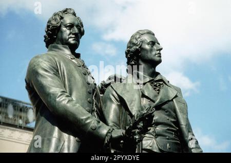 Monumento Goethe Schiller di Ernst Rietschel di fronte al Teatro Nazionale di Weimar. [traduzione automatica] Foto Stock