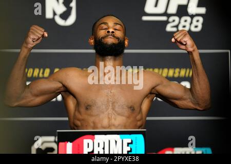 Morristown, New Jersey, Morristown, New Jersey, USA. 5th maggio, 2023. Morristown, NJ - Maggio 5: Aljamain Sterling passi sulla scala per le pesate ufficiali a UFC288 - Sterling vs Cejudo all'Hyatt Regency il 5 Maggio 2023 a Morristown, NJ (Credit Image: © Louis Grasse/PX Imagens via ZUMA Press Wire) SOLO PER USO EDITORIALE! Non per USO commerciale! Foto Stock