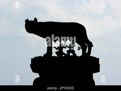 Romulus e Remus sono succhiati dalla lupa [traduzione automatica] Foto Stock