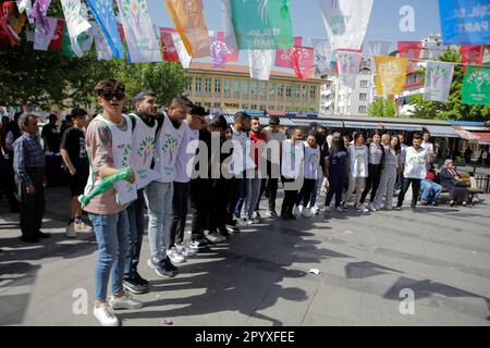 5 maggio 2023: Gaziantep, Turchia. 05 maggio 2023. In molte parti della città turca meridionale di Gaziantep si vedono canzoni e balli, striscioni politici e cartelloni pubblicitari. I partiti turchi proseguono i loro sforzi nella campagna elettorale in vista delle elezioni presidenziali e parlamentari del maggio 14 a Turkiye (Credit Image: © Zakariya Yahya/IMAGESLIVE via ZUMA Press Wire) SOLO PER USO EDITORIALE! Non per USO commerciale! Foto Stock