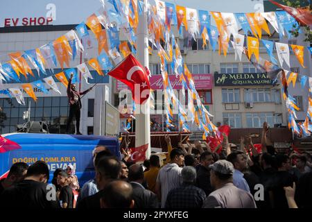 5 maggio 2023: Gaziantep, Turchia. 05 maggio 2023. In molte parti della città turca meridionale di Gaziantep si vedono canzoni e balli, striscioni politici e cartelloni pubblicitari. I partiti turchi proseguono i loro sforzi nella campagna elettorale in vista delle elezioni presidenziali e parlamentari del maggio 14 a Turkiye (Credit Image: © Zakariya Yahya/IMAGESLIVE via ZUMA Press Wire) SOLO PER USO EDITORIALE! Non per USO commerciale! Foto Stock