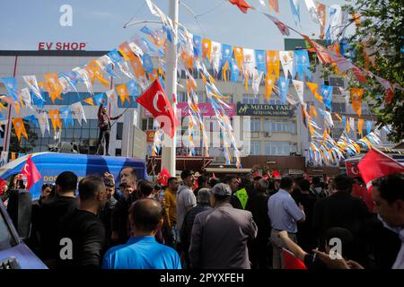 5 maggio 2023: Gaziantep, Turchia. 05 maggio 2023. In molte parti della città turca meridionale di Gaziantep si vedono canzoni e balli, striscioni politici e cartelloni pubblicitari. I partiti turchi proseguono i loro sforzi nella campagna elettorale in vista delle elezioni presidenziali e parlamentari del maggio 14 a Turkiye (Credit Image: © Zakariya Yahya/IMAGESLIVE via ZUMA Press Wire) SOLO PER USO EDITORIALE! Non per USO commerciale! Foto Stock