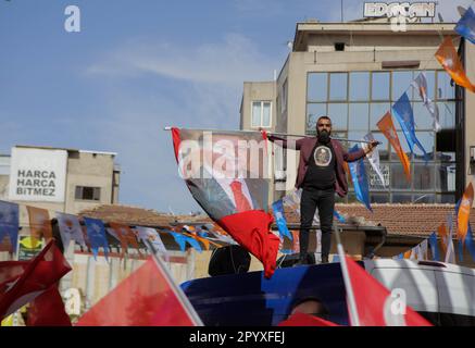 5 maggio 2023: Gaziantep, Turchia. 05 maggio 2023. In molte parti della città turca meridionale di Gaziantep si vedono canzoni e balli, striscioni politici e cartelloni pubblicitari. I partiti turchi proseguono i loro sforzi nella campagna elettorale in vista delle elezioni presidenziali e parlamentari del maggio 14 a Turkiye (Credit Image: © Zakariya Yahya/IMAGESLIVE via ZUMA Press Wire) SOLO PER USO EDITORIALE! Non per USO commerciale! Foto Stock