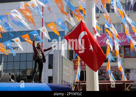 5 maggio 2023: Gaziantep, Turchia. 05 maggio 2023. In molte parti della città turca meridionale di Gaziantep si vedono canzoni e balli, striscioni politici e cartelloni pubblicitari. I partiti turchi proseguono i loro sforzi nella campagna elettorale in vista delle elezioni presidenziali e parlamentari del maggio 14 a Turkiye (Credit Image: © Zakariya Yahya/IMAGESLIVE via ZUMA Press Wire) SOLO PER USO EDITORIALE! Non per USO commerciale! Foto Stock