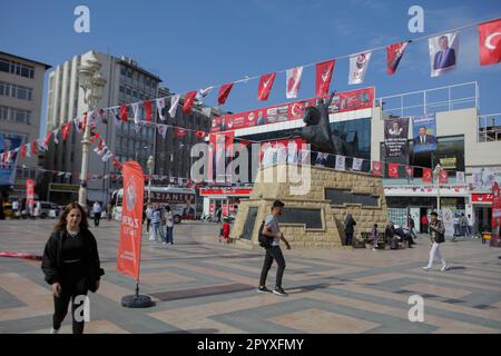 5 maggio 2023: Gaziantep, Turchia. 05 maggio 2023. In molte parti della città turca meridionale di Gaziantep si vedono canzoni e balli, striscioni politici e cartelloni pubblicitari. I partiti turchi proseguono i loro sforzi nella campagna elettorale in vista delle elezioni presidenziali e parlamentari del maggio 14 a Turkiye (Credit Image: © Zakariya Yahya/IMAGESLIVE via ZUMA Press Wire) SOLO PER USO EDITORIALE! Non per USO commerciale! Foto Stock