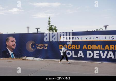 5 maggio 2023: Gaziantep, Turchia. 05 maggio 2023. In molte parti della città turca meridionale di Gaziantep si vedono canzoni e balli, striscioni politici e cartelloni pubblicitari. I partiti turchi proseguono i loro sforzi nella campagna elettorale in vista delle elezioni presidenziali e parlamentari del maggio 14 a Turkiye (Credit Image: © Zakariya Yahya/IMAGESLIVE via ZUMA Press Wire) SOLO PER USO EDITORIALE! Non per USO commerciale! Foto Stock