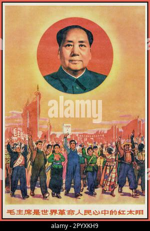 IL PRESIDENTE Mao Propaganda Revolution Poster 'il Presidente Mao è il sole rosso nel cuore del popolo rivoluzionario del mondo' il popolo cinese che marciava tenendo aloft thel ittle Red Book 'Thoughts of Chairman Mao' 1960's China Cultural Revolution era Cinese storico poster con 'libro rosso' e il Presidente Mao TSE-tung Foto Stock