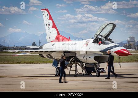 L'equipaggio di terra dell'aeronautica militare statunitense Thunderbirds effettua lavori di manutenzione sul proprio aeromobile al Thunder and Lightning Over Arizona del 2023 a Tucson, Arizona. Foto Stock