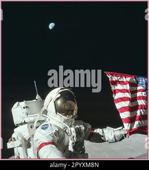 Apollo 17 (7-19 dicembre 1972) è stata l'undicesima e ultima missione del programma Apollo della NASA, la sesta e più recente volta che gli esseri umani hanno messo piede sulla Luna o viaggiato oltre l'orbita terrestre bassa. Il comandante Gene Cernan e il pilota del modulo lunare Harrison Schmitt camminarono sulla Luna, mentre il pilota del modulo di comando Ronald Evans orbitava sopra. Schmitt fu l'unico geologo professionista ad atterrare sulla Luna. Apollo 17 Hasselblad immagine dalla rivista cinematografica Kodak 1972 Foto Stock