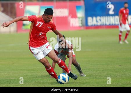 Bashundhara King Uzbekistan giocatore Asror Gafurov (Red J-77) durante il Bangladesh Premier League 2022-23 partita contro Bangladesh Muktijoddha SKC at Foto Stock