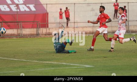 Bashundhara King giocatore brasiliano Gomes Nascimento Dorielton (Red J-9) durante il Bangladesh Premier League 2022-23 partita contro Bangladesh Muktijod Foto Stock