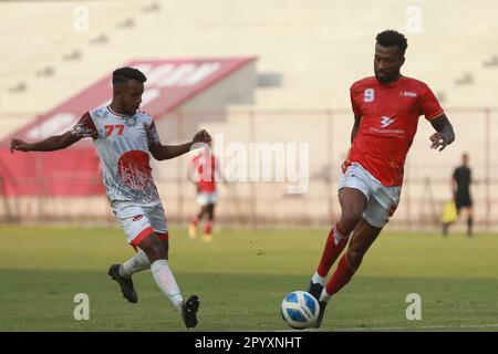 Bashundhara King giocatore brasiliano Gomes Nascimento Dorielton (Red J-9) durante il Bangladesh Premier League 2022-23 partita contro Bangladesh Muktijod Foto Stock